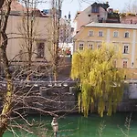 Julija&robert's Riverview And Homestay